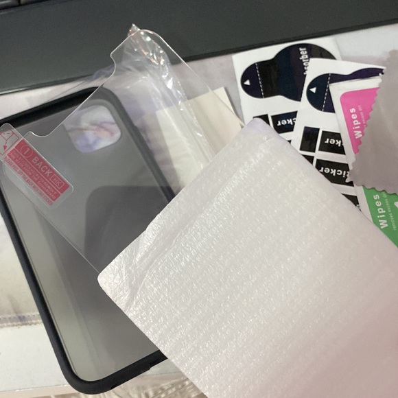 iPhone 11 case with tempered glass screen protector - Picture 5 of 5